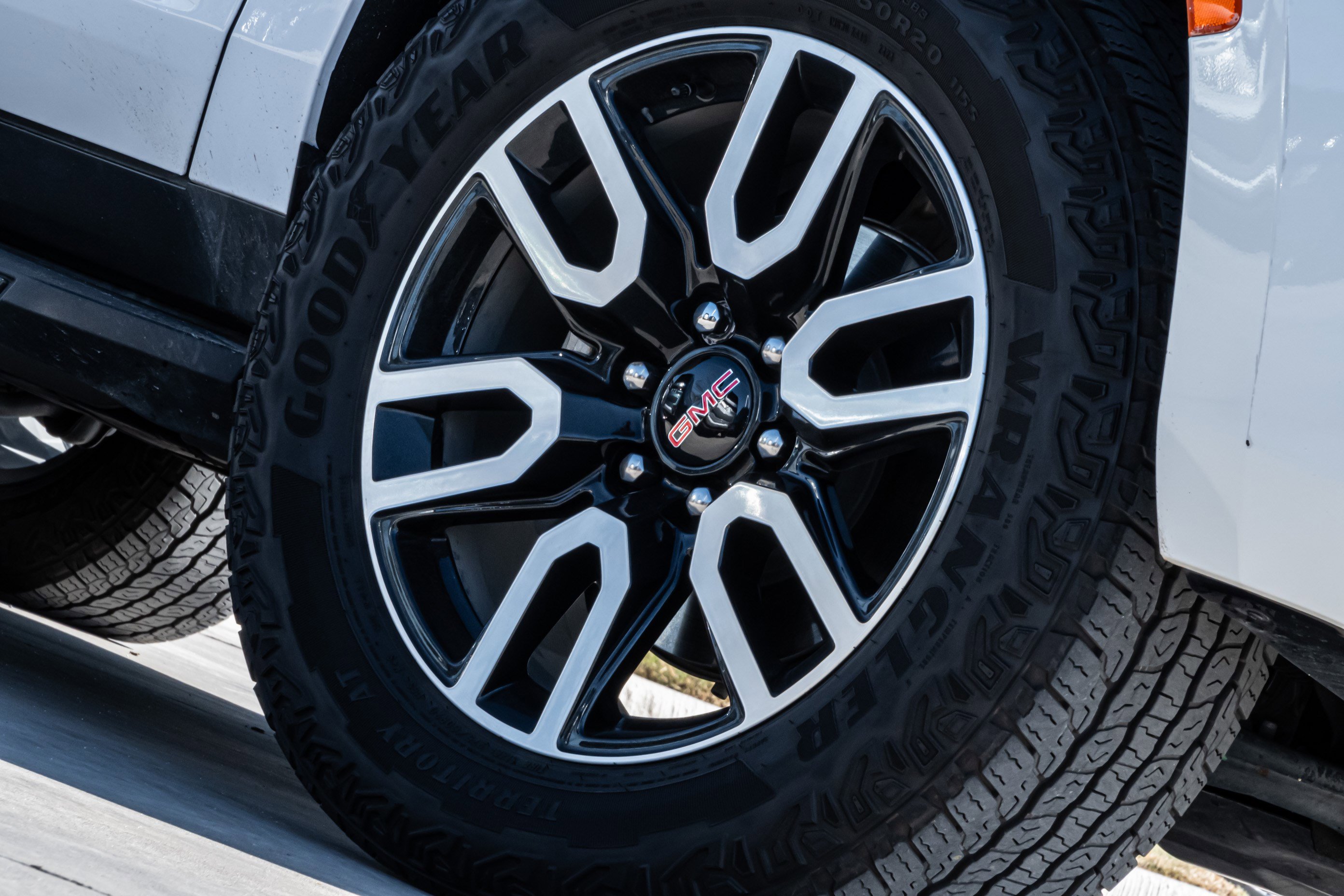 Used 2024 GMC Yukon AT4 w/ Technology Package image 9