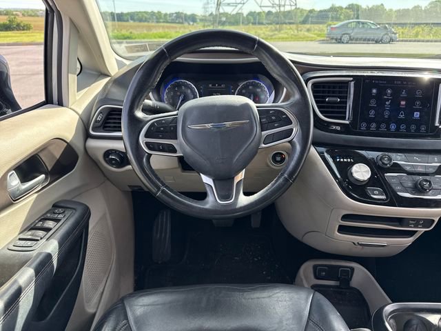Used 2017 Chrysler Pacifica Touring-L FWD image 17