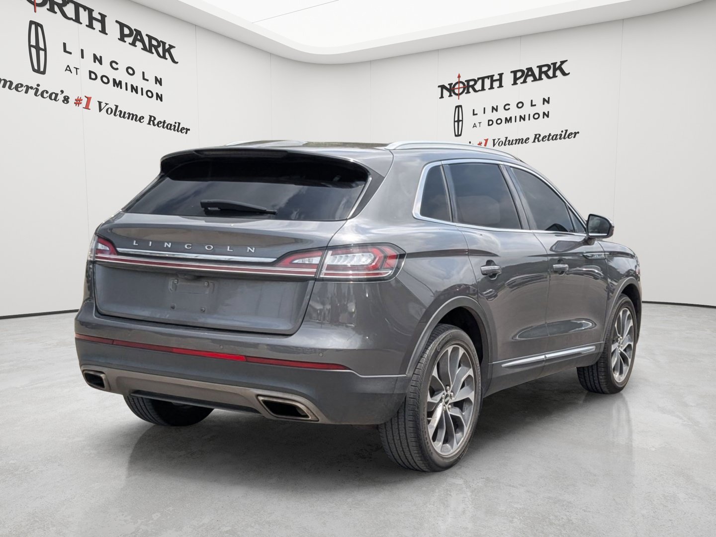 Used 2022 Lincoln Nautilus Reserve FWD image 3