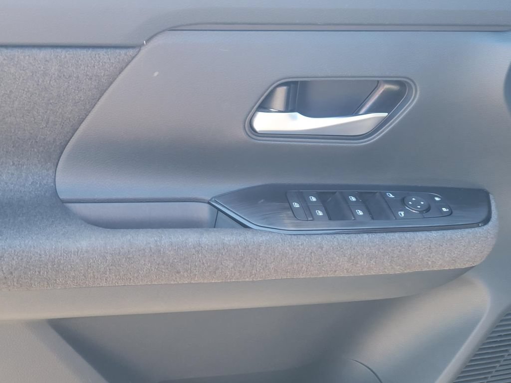 Used 2025 Nissan Kicks SV AWD/4WD image 12