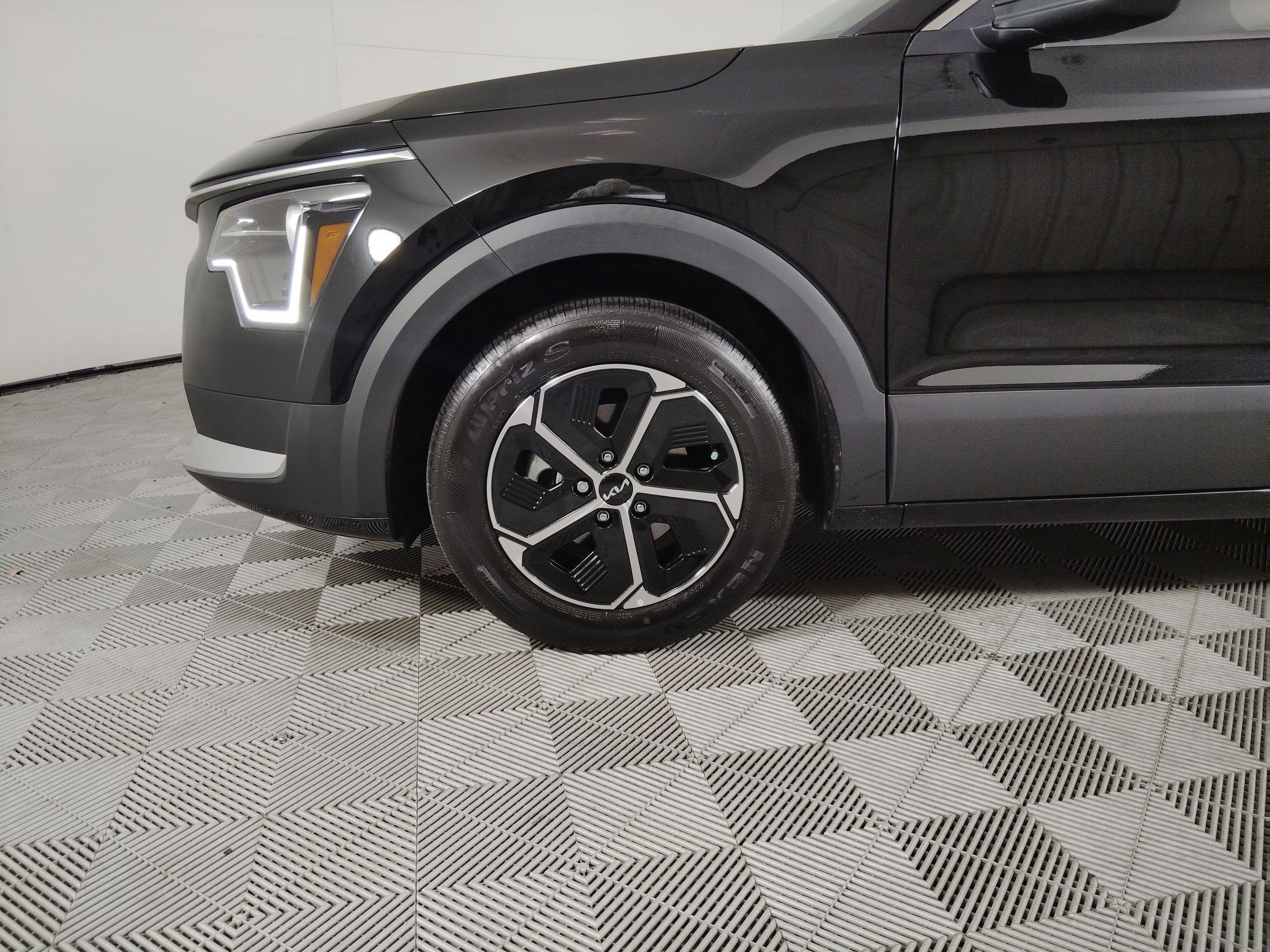 Used 2023 Kia Niro LX image 23