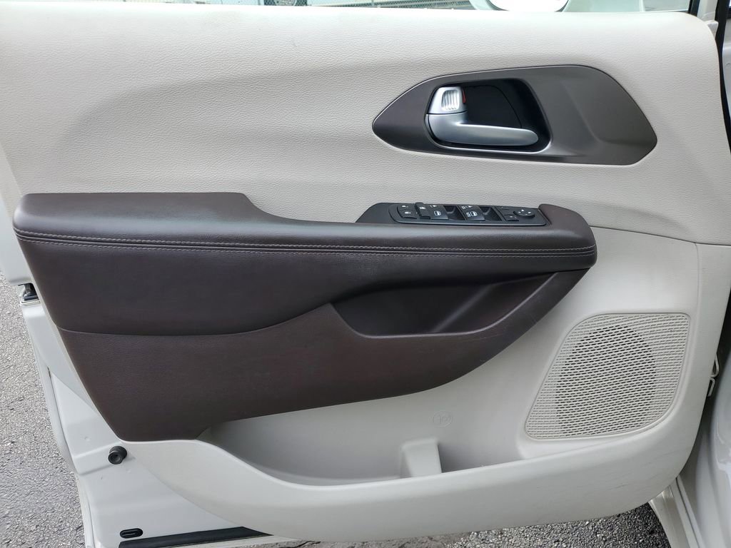 Used 2017 Chrysler Pacifica Touring-L w/ Tire & Wheel Group image 23