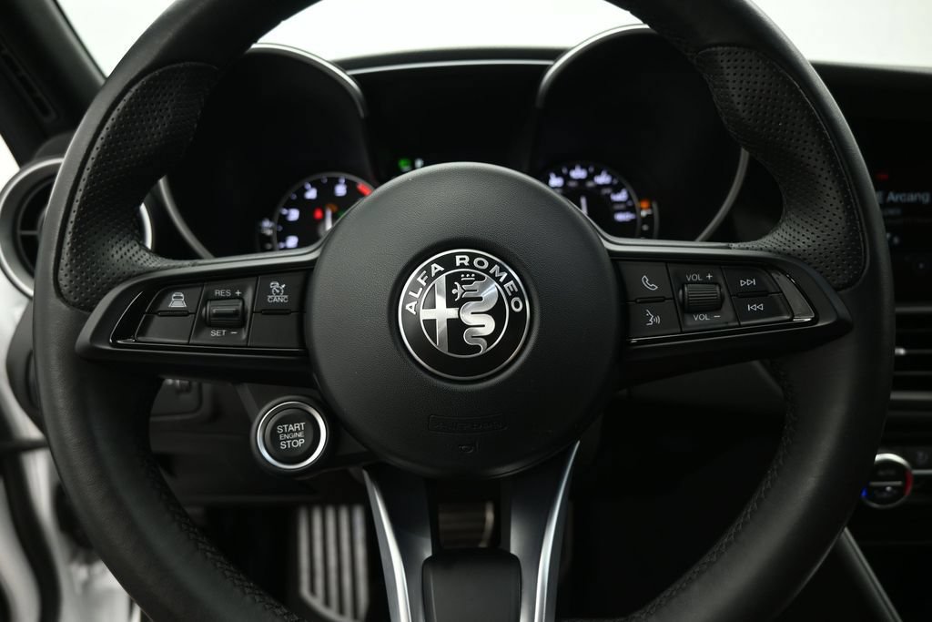 Used 2022 Alfa Romeo Giulia Ti RWD image 10
