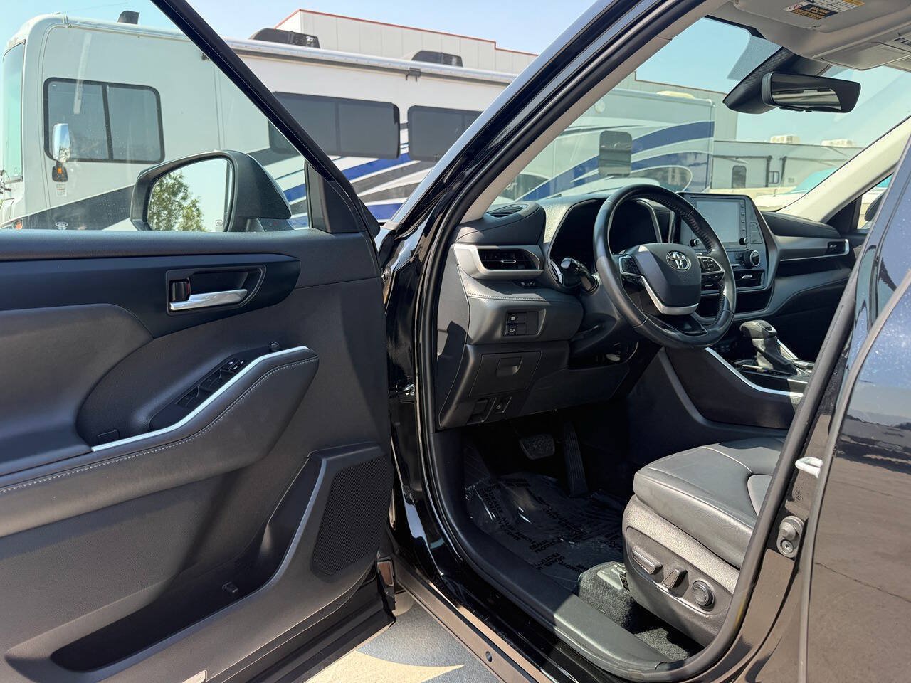 Used 2022 Toyota Highlander XLE AWD/4WD image 15