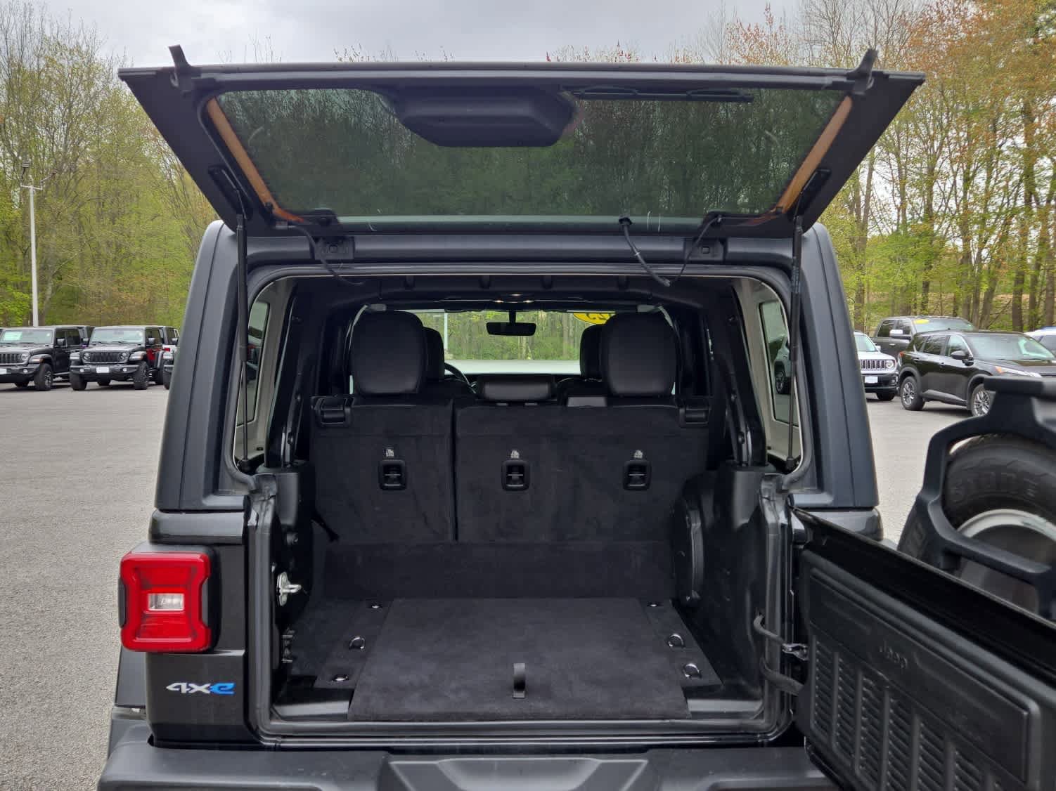 Used 2023 Jeep Wrangler Unlimited Sahara w/ Cold Weather Group AWD/4WD image 32