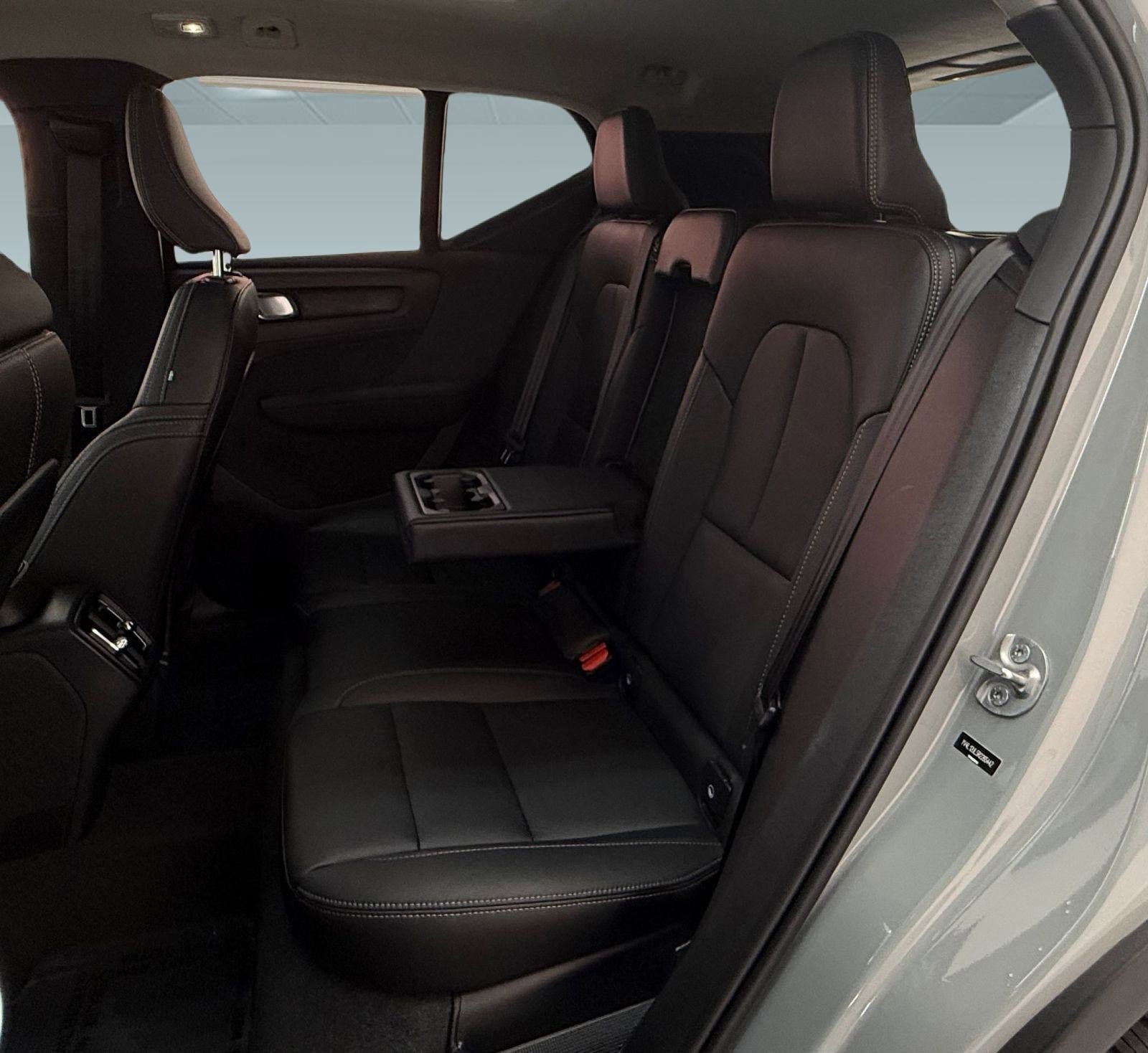 Used 2024 Volvo XC40 B5 Plus image 11