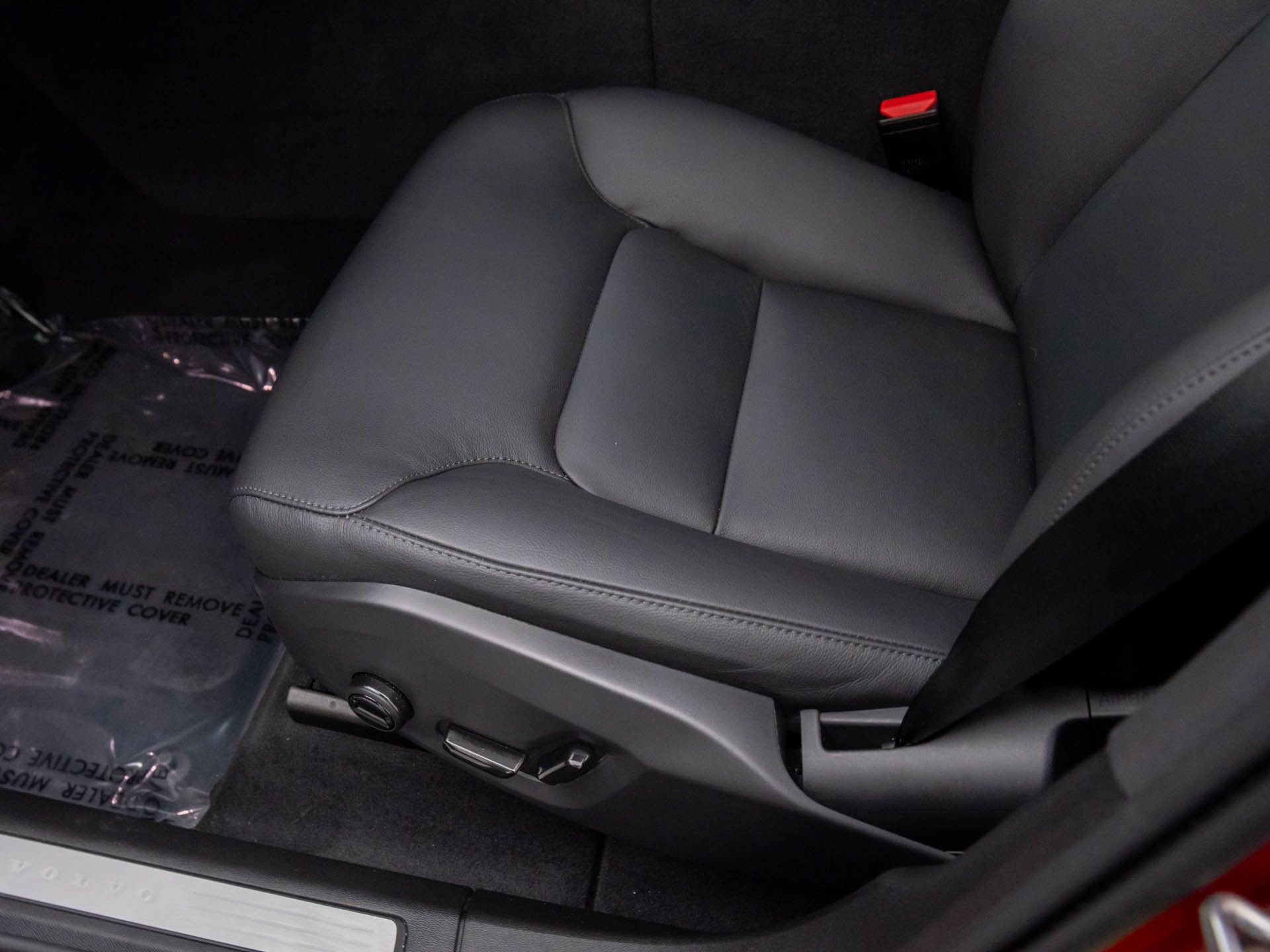 Used 2025 Volvo XC60 B5 Core w/ Protection Package Premier image 15