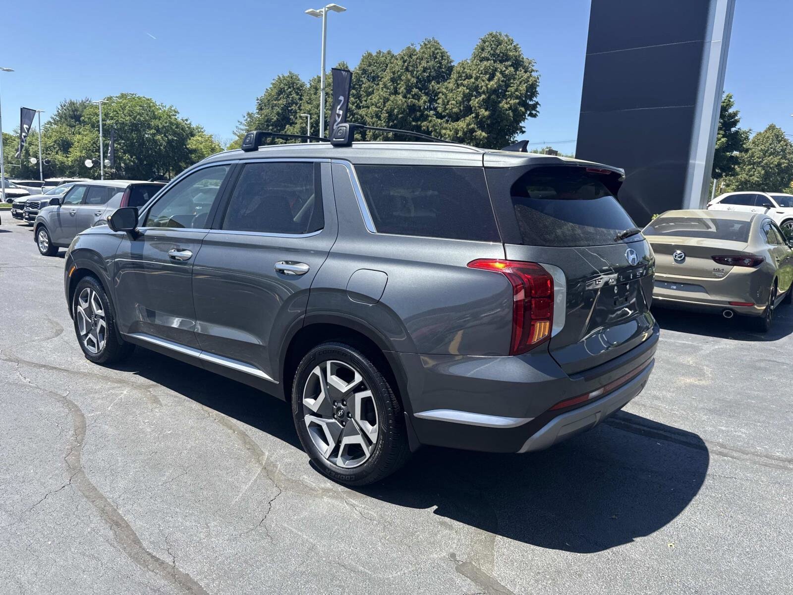 Used 2024 Hyundai Palisade SEL w/ Premium Package AWD/4WD image 3