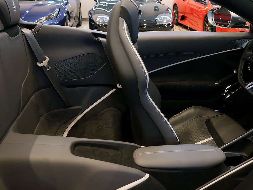 Certified 2026 Ferrari Roma Spider RWD image 34