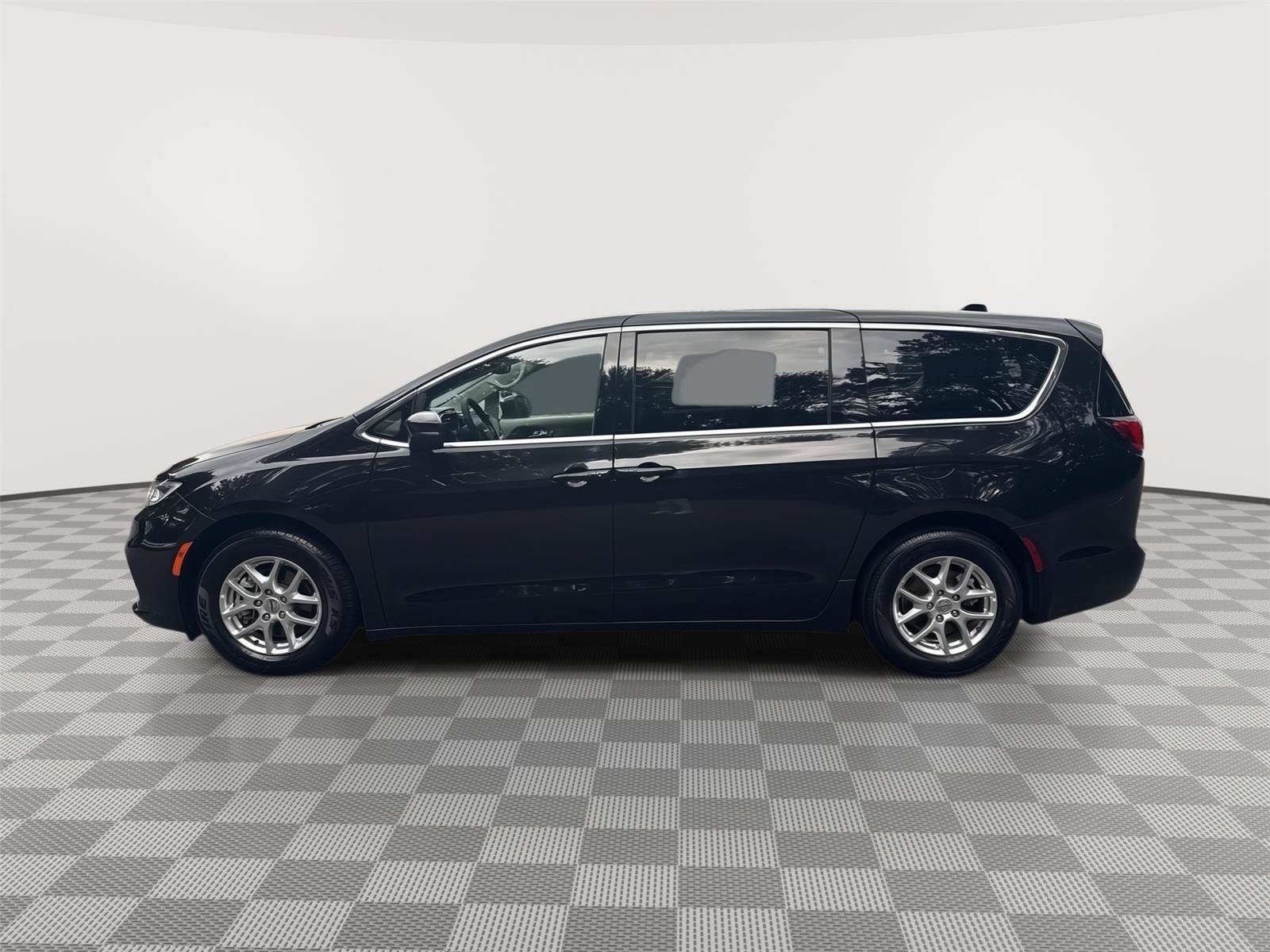 Used 2023 Chrysler Pacifica Touring-L FWD image 8