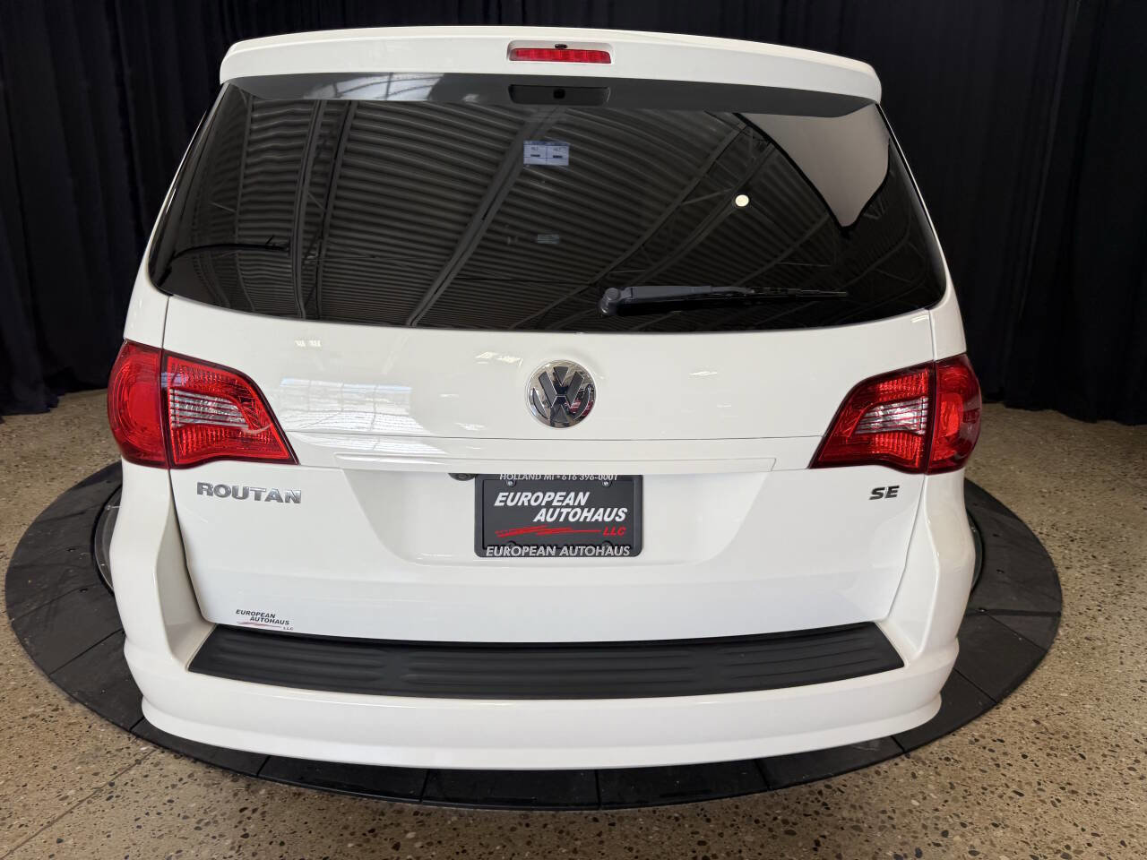 Used 2012 Volkswagen Routan SE FWD image 6