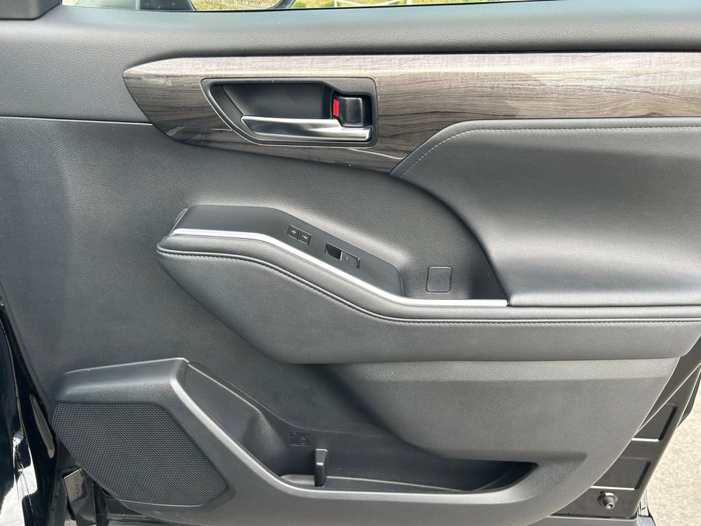 Used 2024 Toyota Highlander Limited AWD/4WD image 31