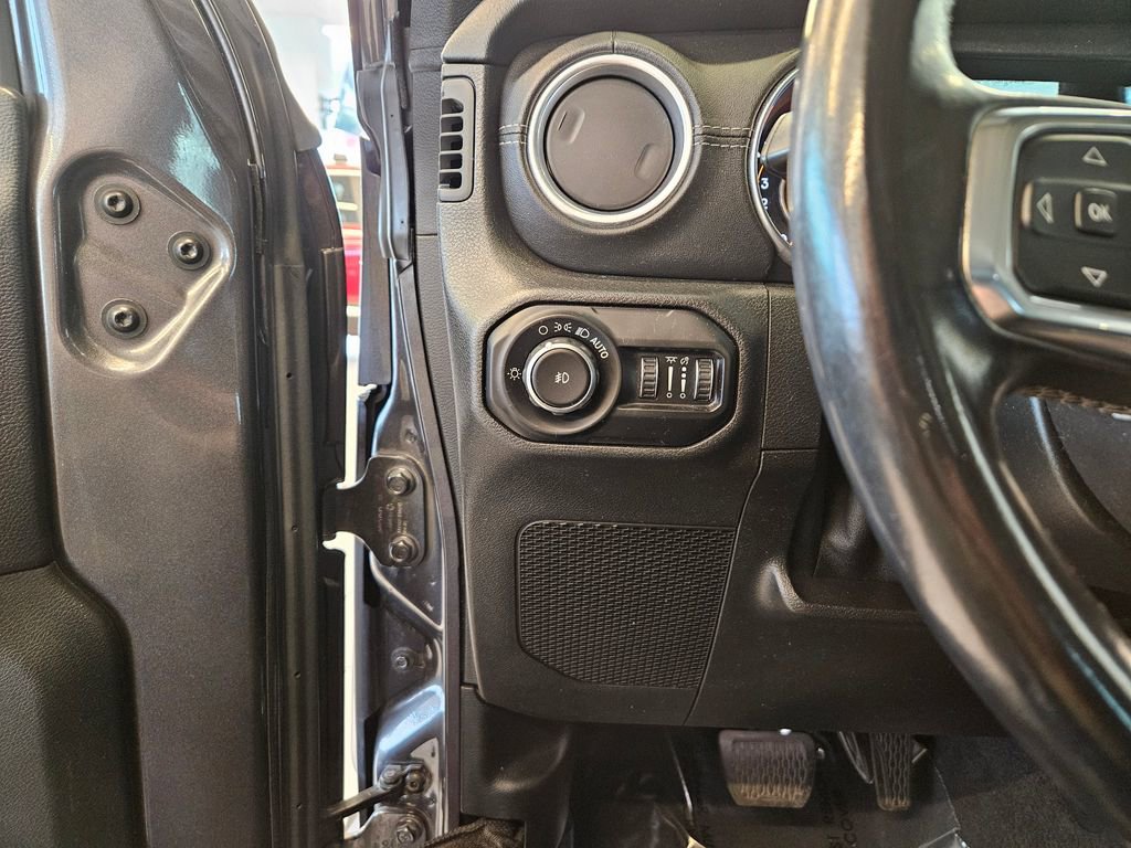 Used 2018 Jeep Wrangler Unlimited Sahara image 15