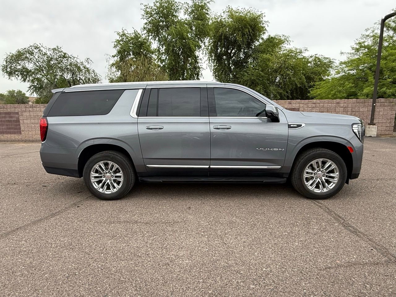 Used 2022 GMC Yukon XL SLT w/ SLT Premium Package image 4