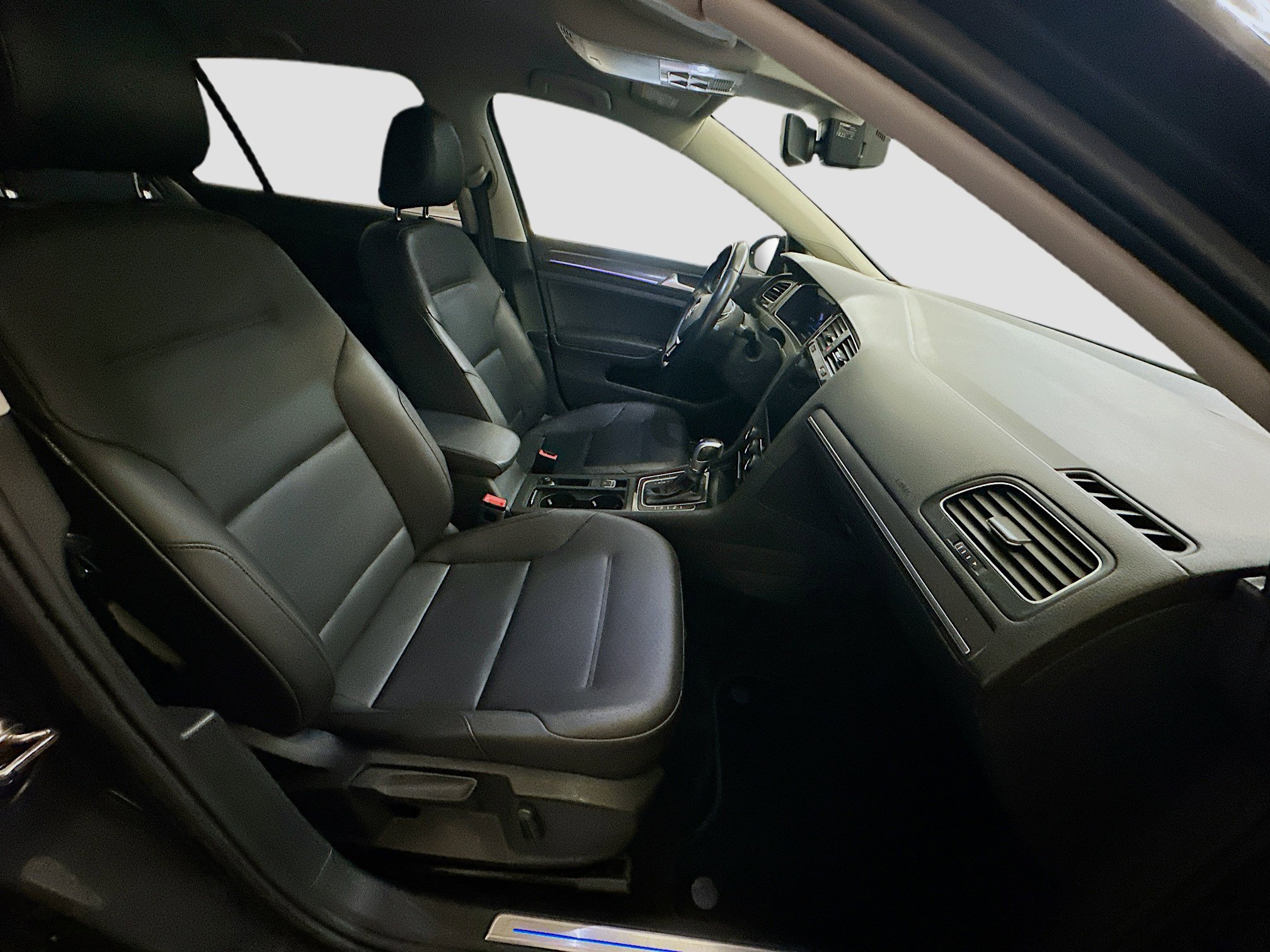 Used 2019 Volkswagen e-Golf SEL Premium image 32