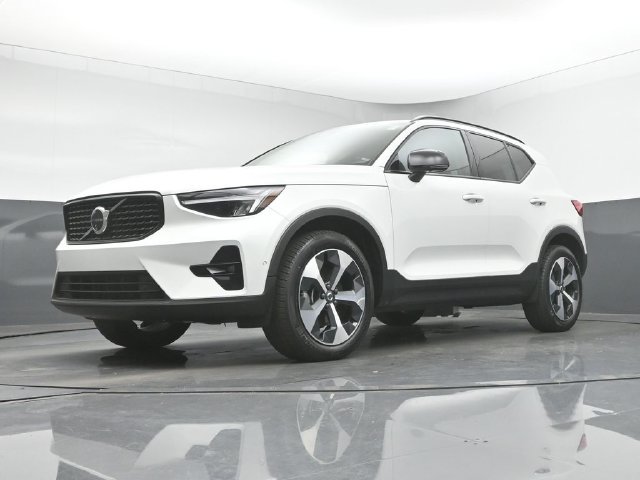 Used 2024 Volvo XC40 B5 Plus AWD/4WD image 36