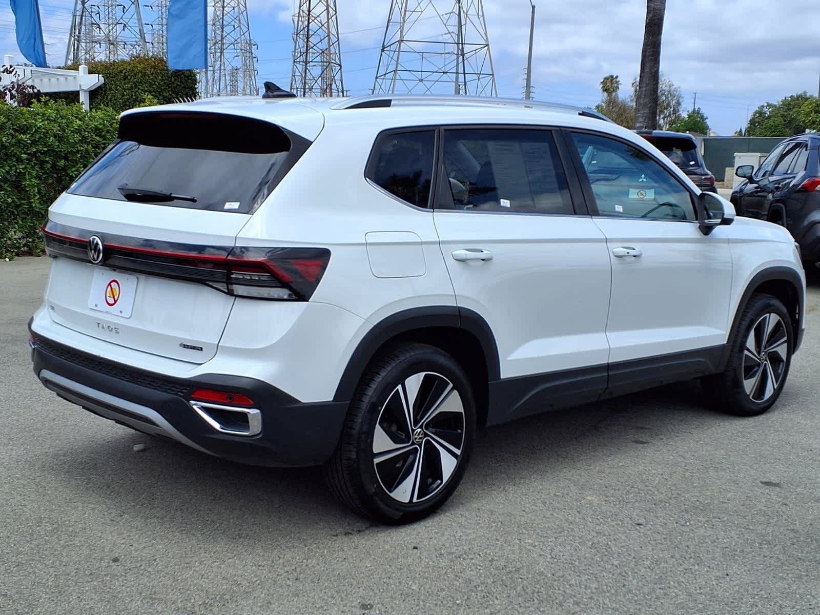 Used 2025 Volkswagen Taos SE AWD/4WD image 6