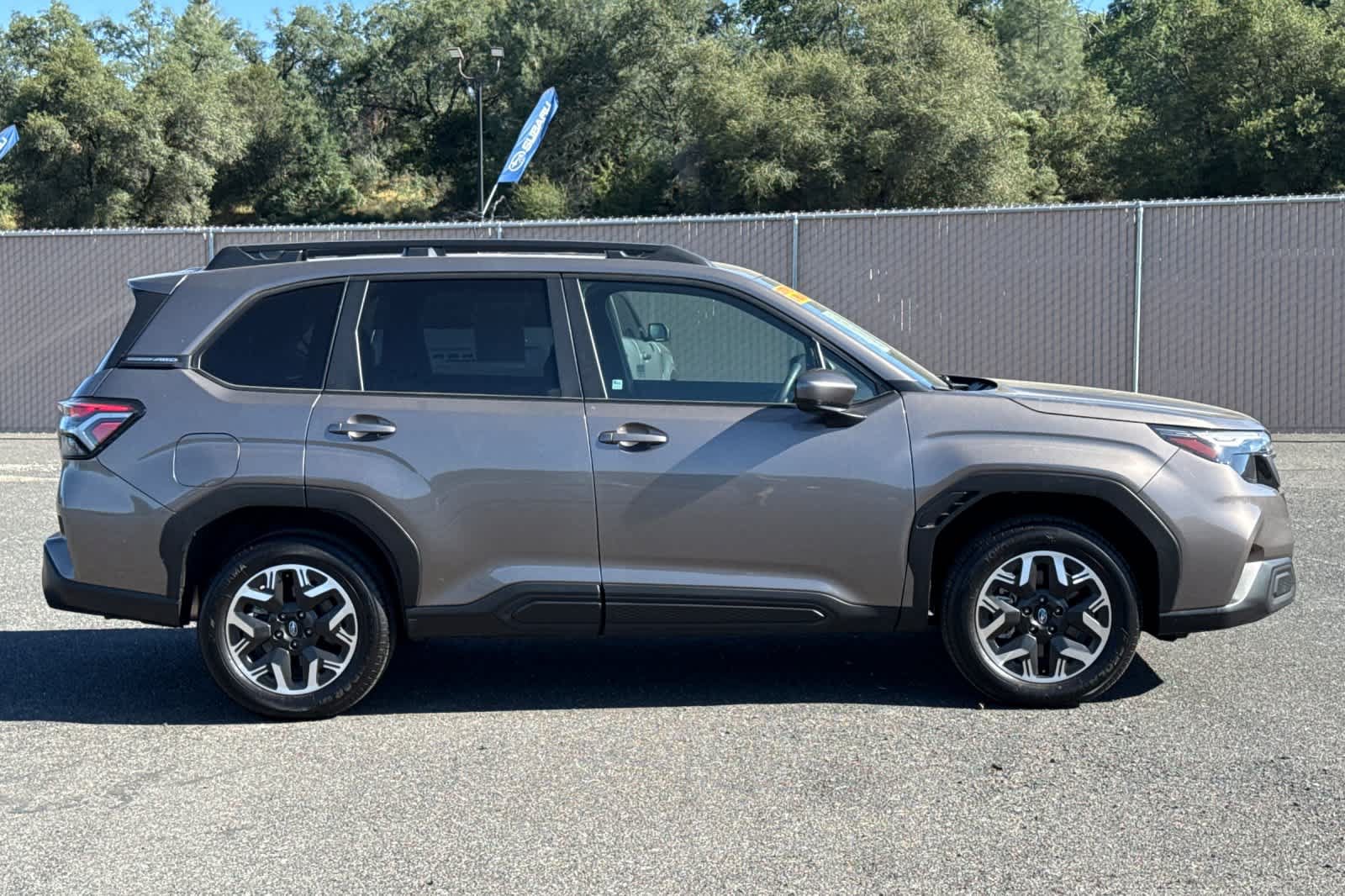 Used 2025 Subaru Forester Premium AWD/4WD image 2