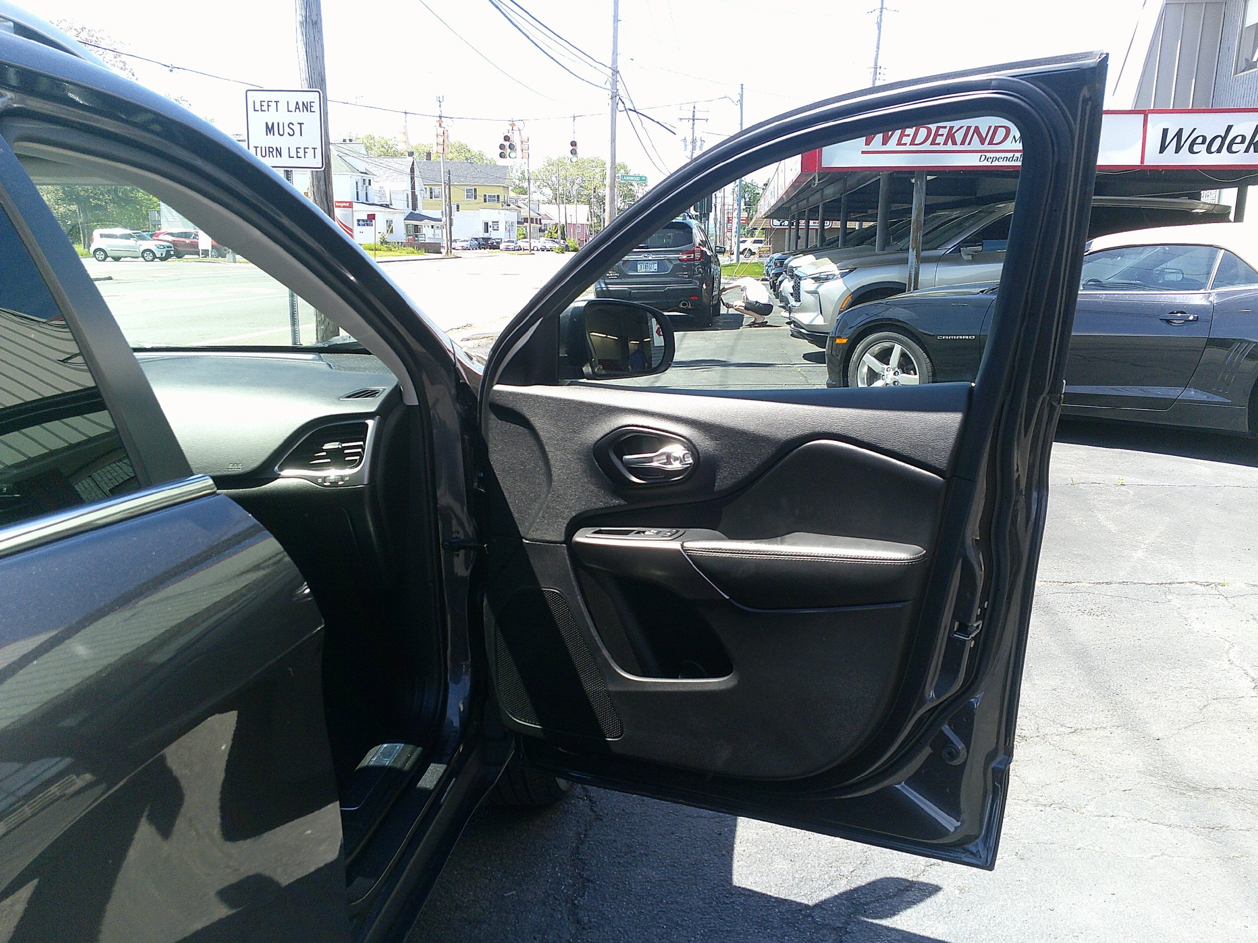 Used 2021 Jeep Cherokee Limited AWD/4WD image 34