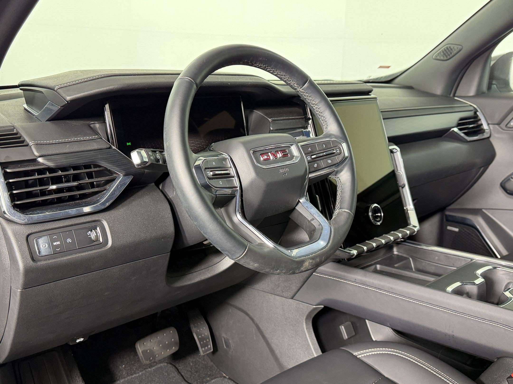 Used 2025 GMC Acadia Elevation w/ Elevation Premium Package FWD image 3