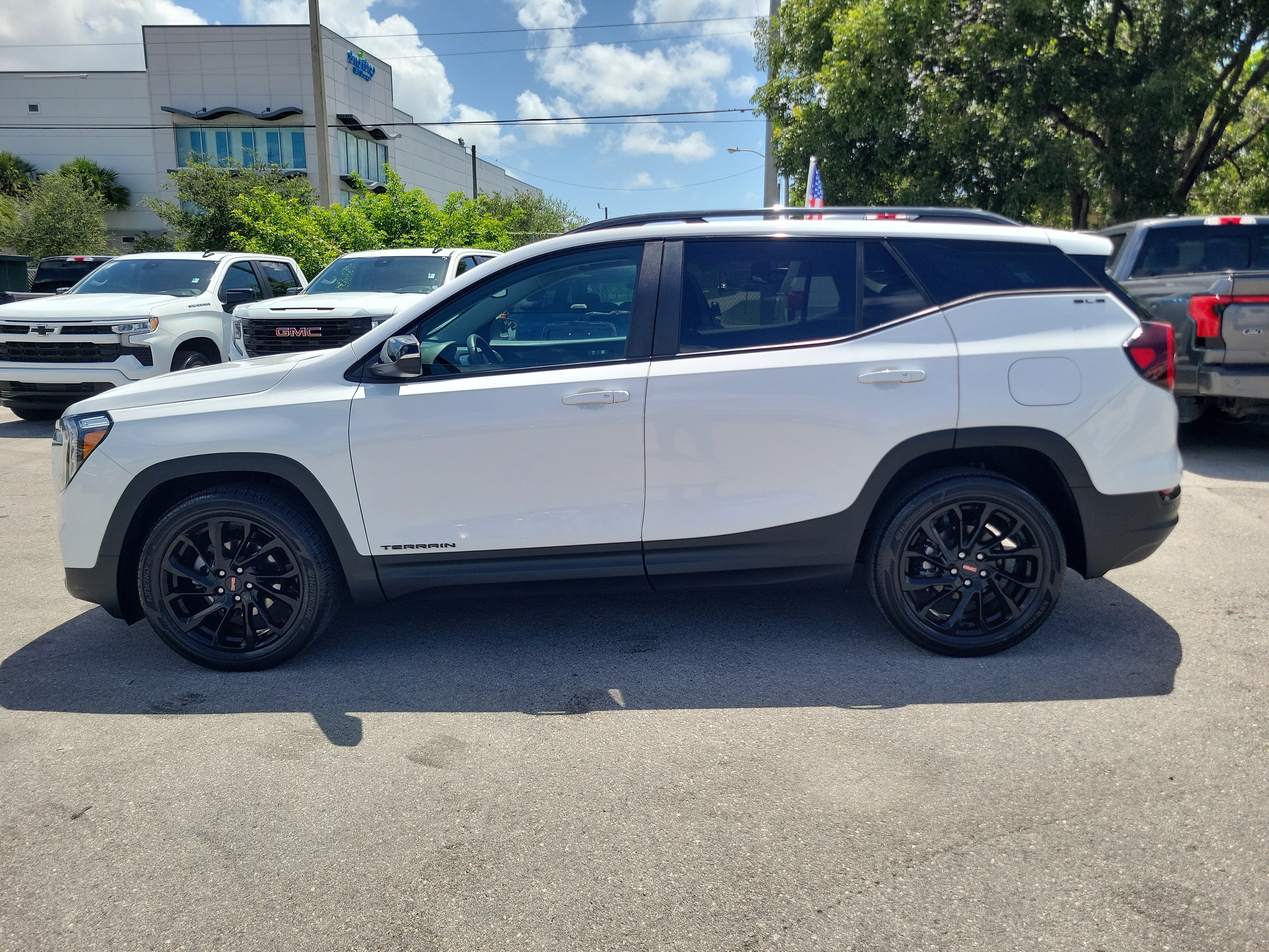 Used 2023 GMC Terrain SLE w/ Driver Convenience Package FWD image 8