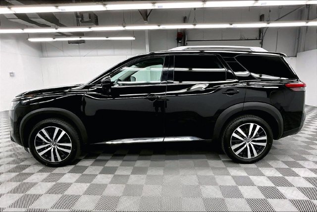 Used 2025 Nissan Pathfinder Platinum AWD/4WD image 14