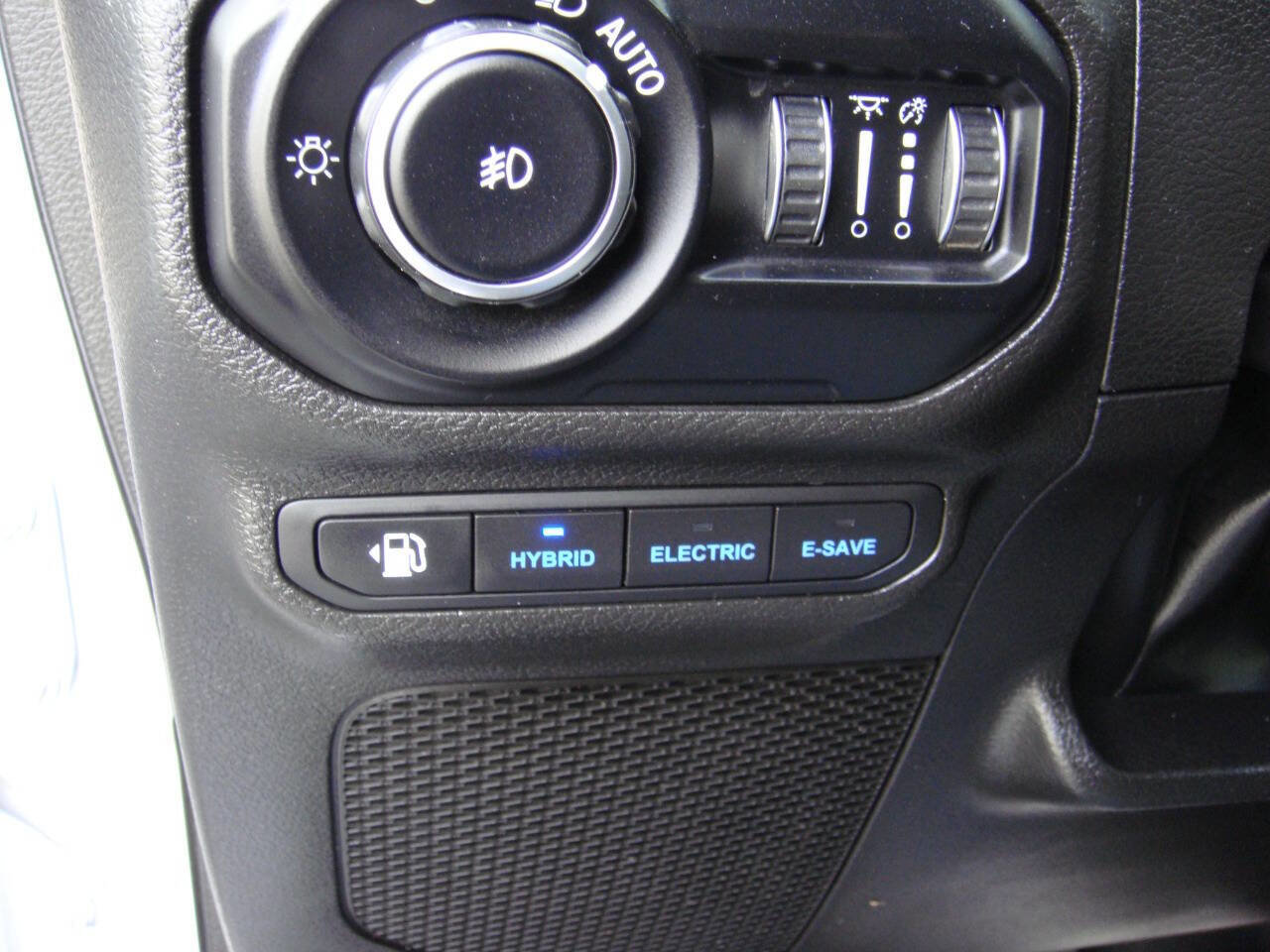 Used 2022 Jeep Wrangler Unlimited Sahara w/ Cold Weather Group image 19