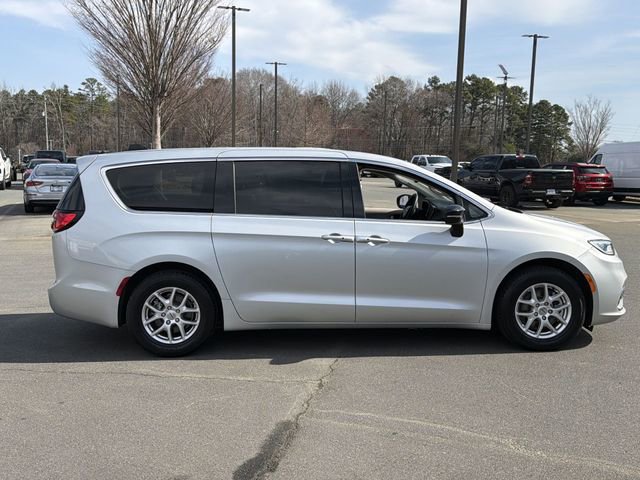 Used 2024 Chrysler Pacifica Touring-L image 13