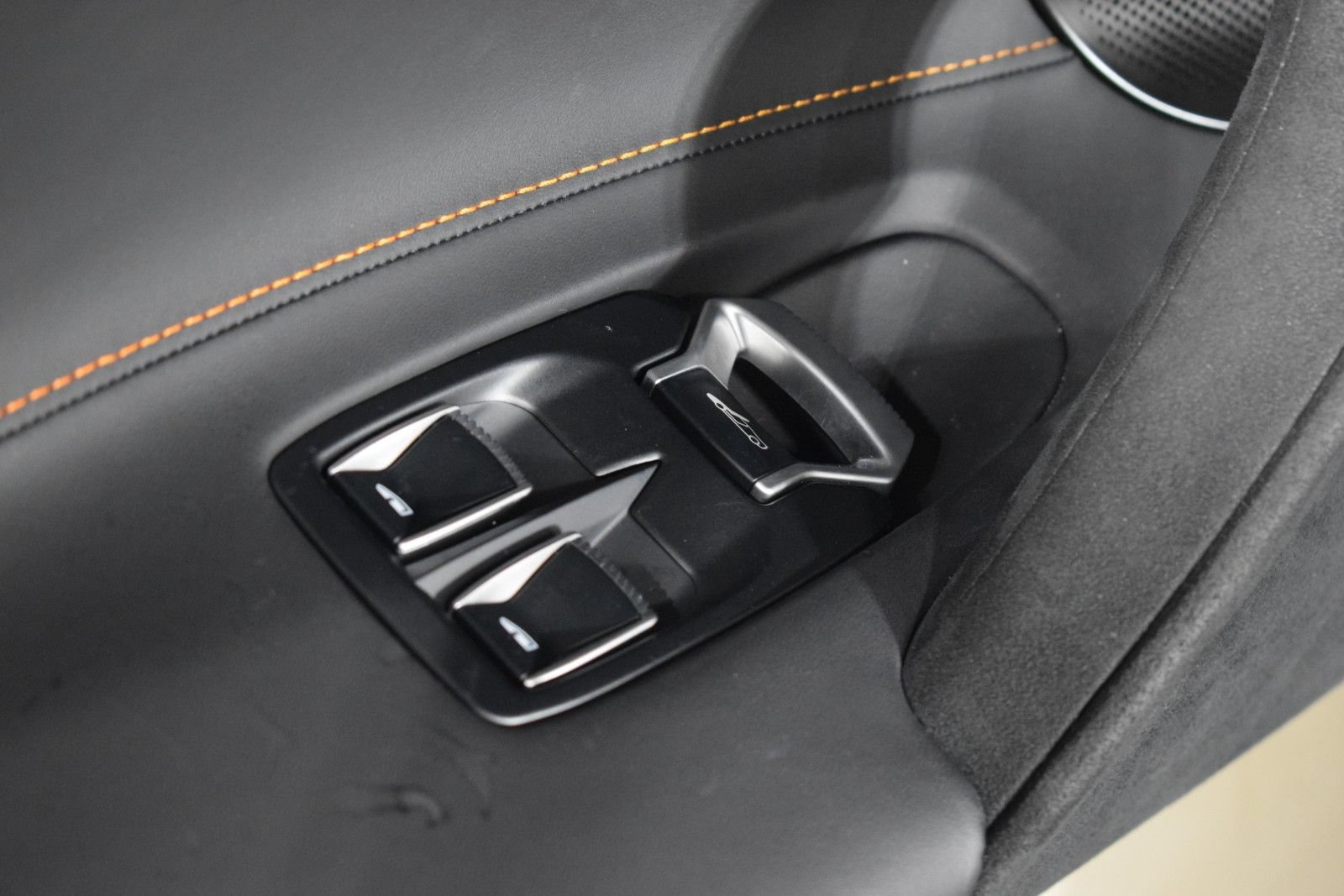 Used 2024 McLaren 750S Spider RWD image 40