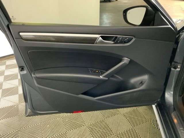 Used 2018 Volkswagen Passat 2.0T SE FWD image 16