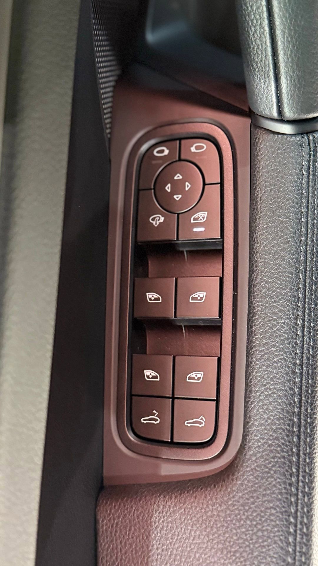 Used 2025 Porsche Cayenne Coupe image 39