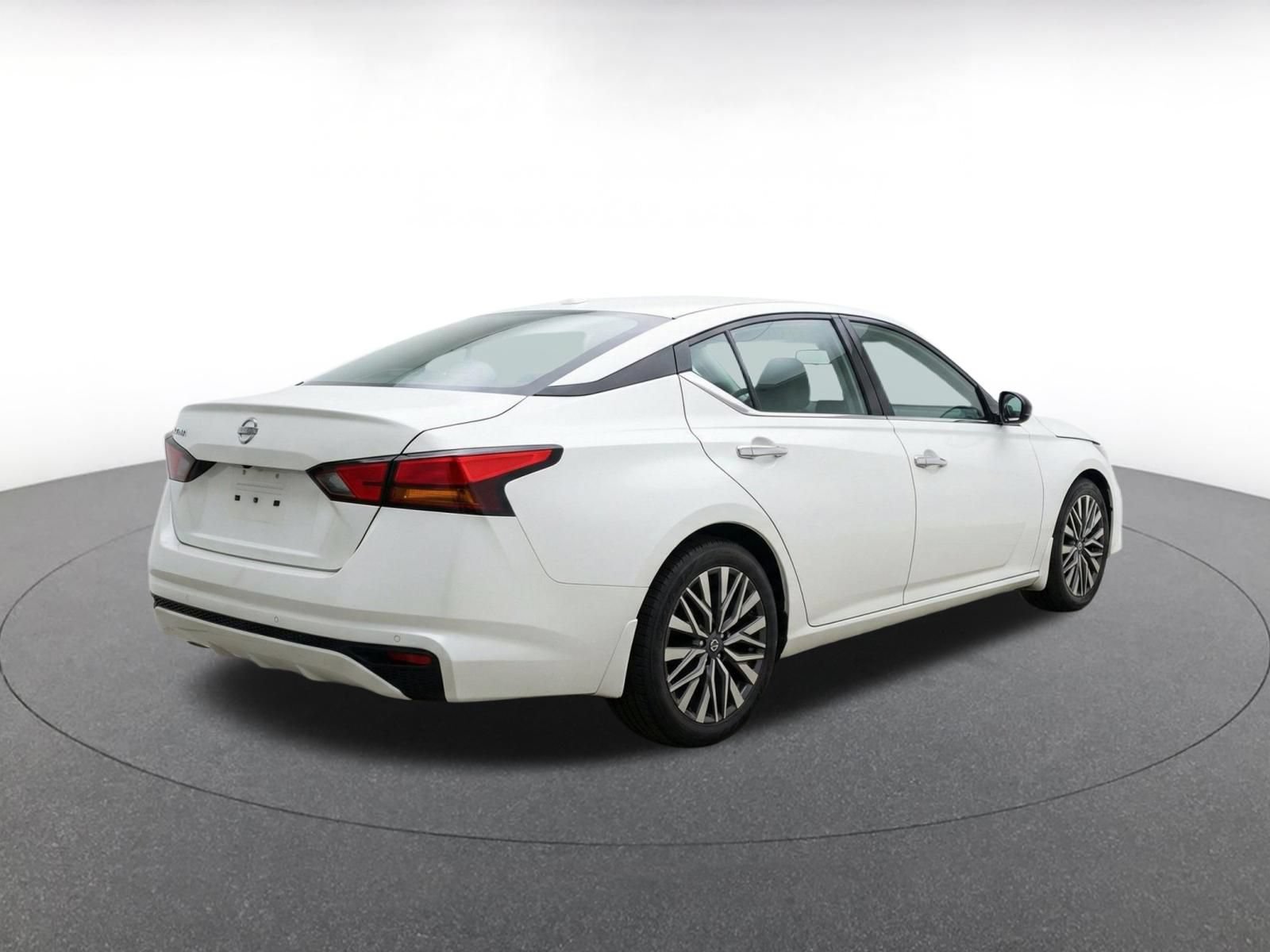 Used 2025 Nissan Altima 2.5 SV FWD image 8