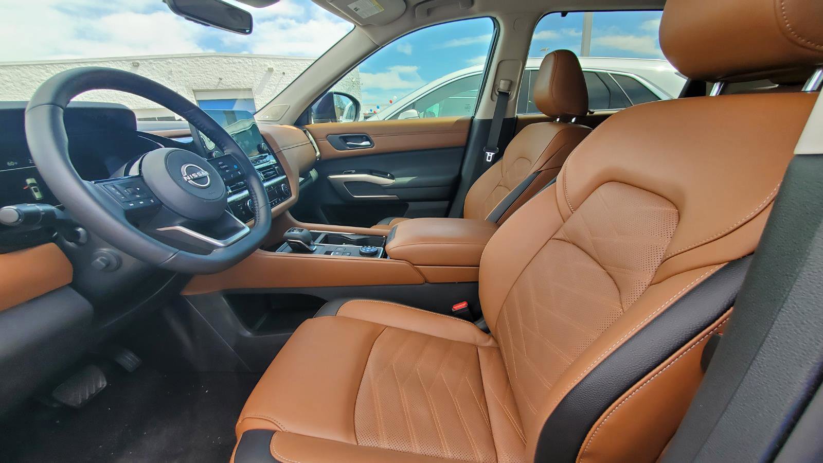 Used 2025 Nissan Pathfinder Platinum w/ Cargo Package image 3