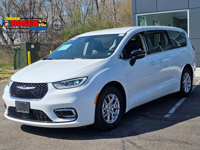 Used 2024 Chrysler Pacifica Touring-L FWD image 6