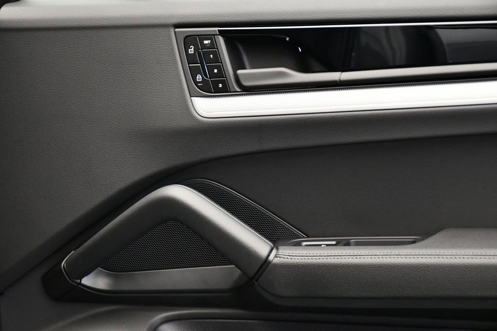 Certified 2025 Porsche Cayenne image 47