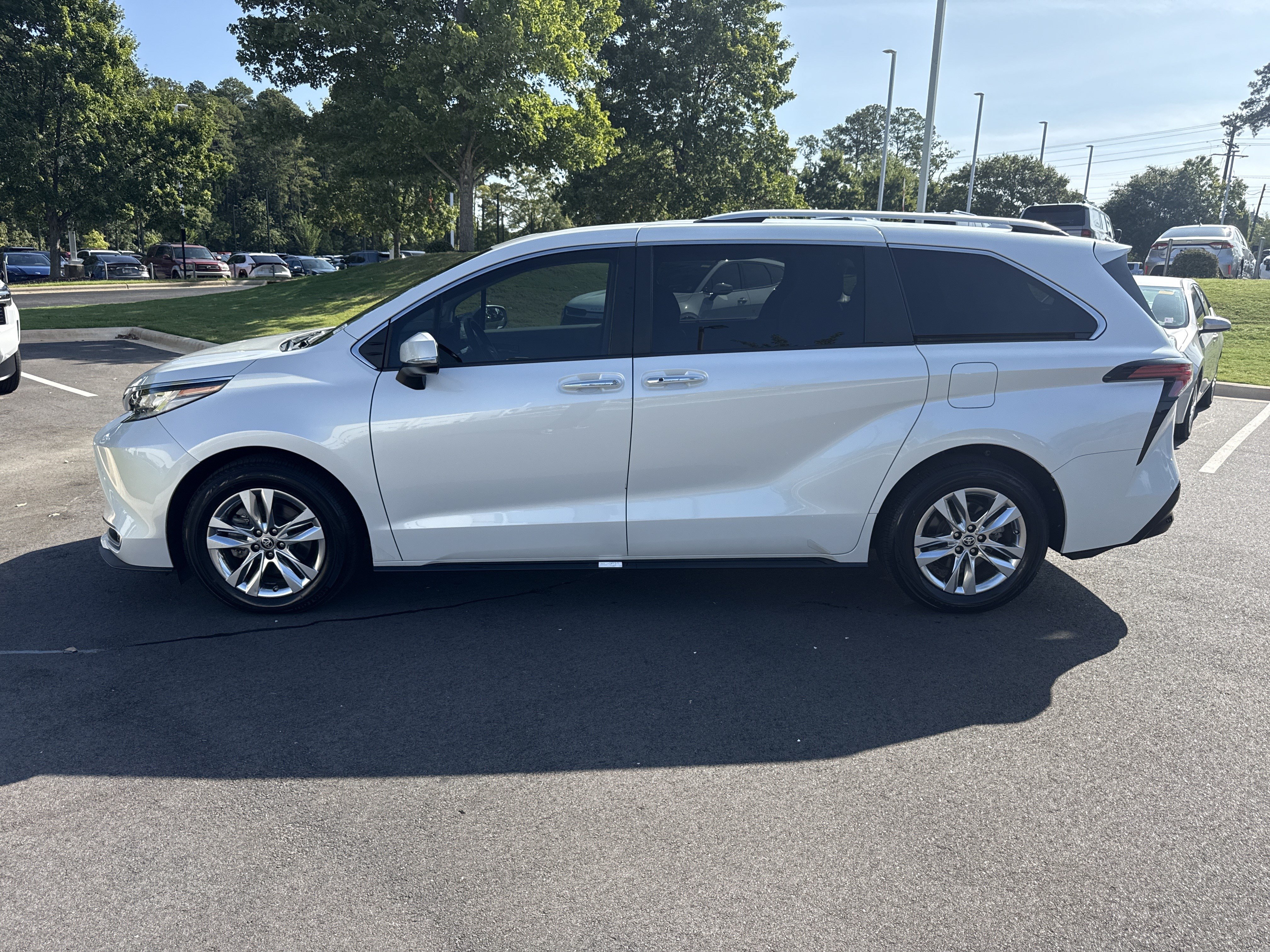 Used 2023 Toyota Sienna Limited FWD image 7