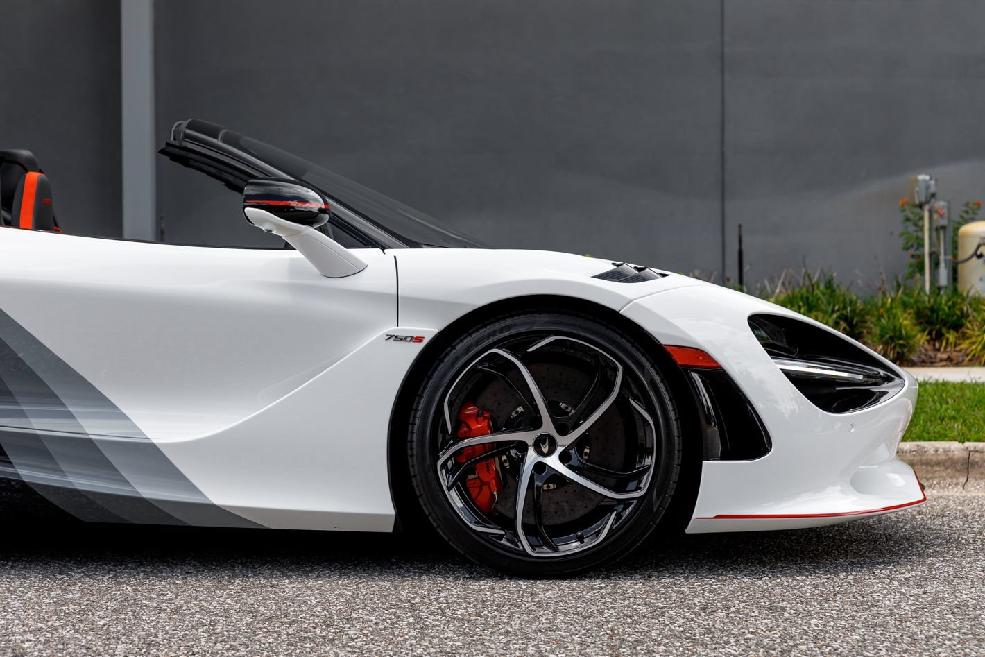 Used 2024 McLaren 750S Spider RWD image 16
