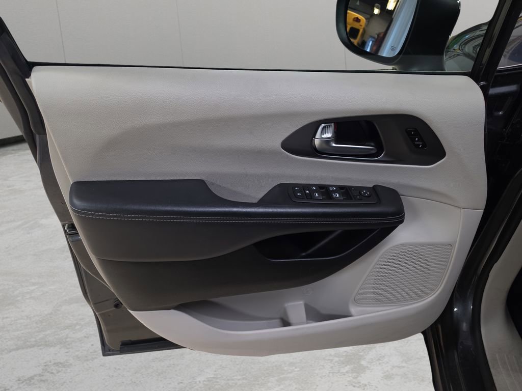 Certified 2023 Chrysler Pacifica Touring-L image 14