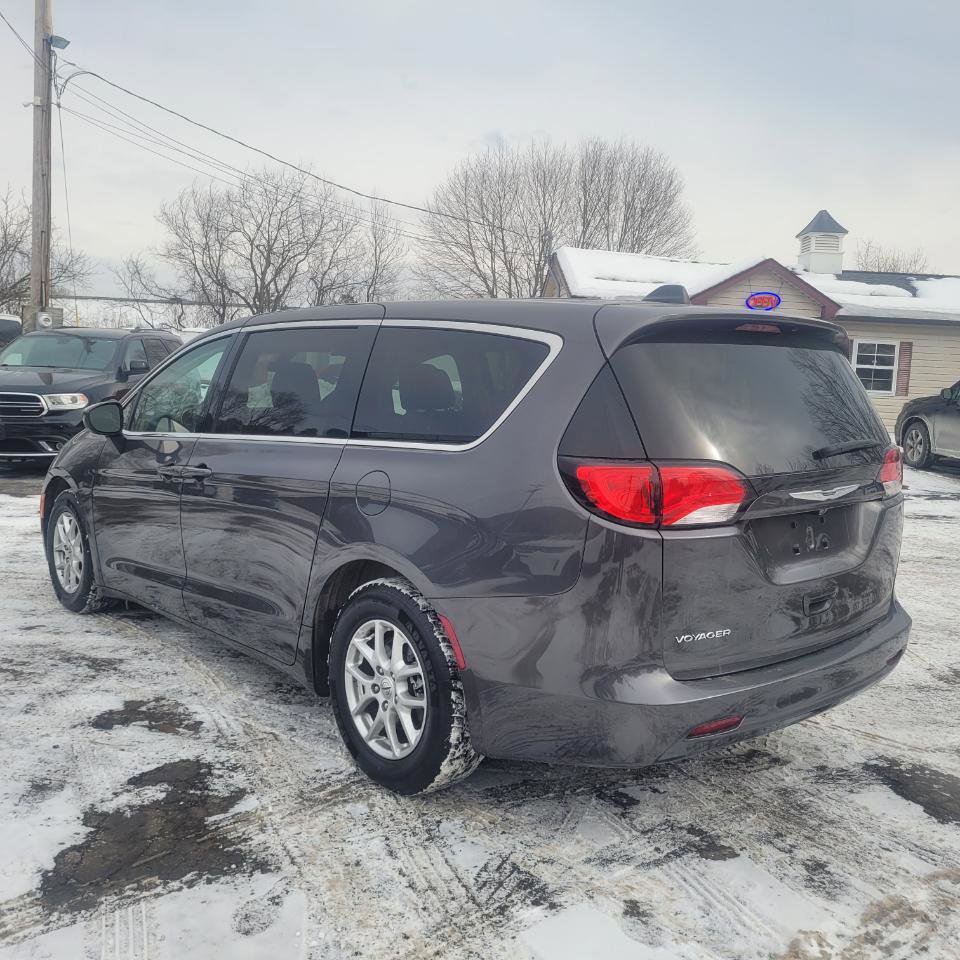 Used 2022 Chrysler Voyager LX image 6