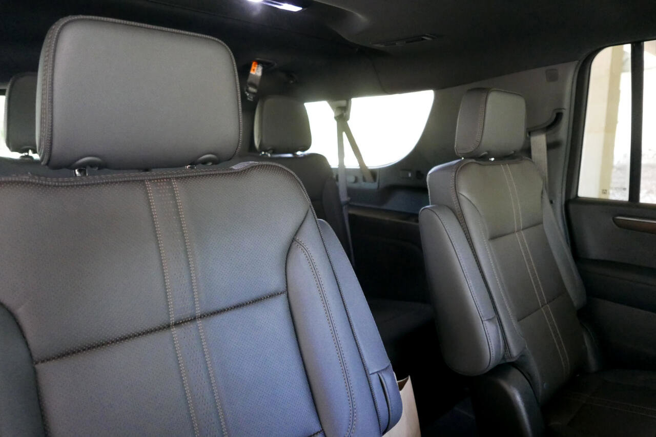 Used 2025 Chevrolet Suburban High Country image 11