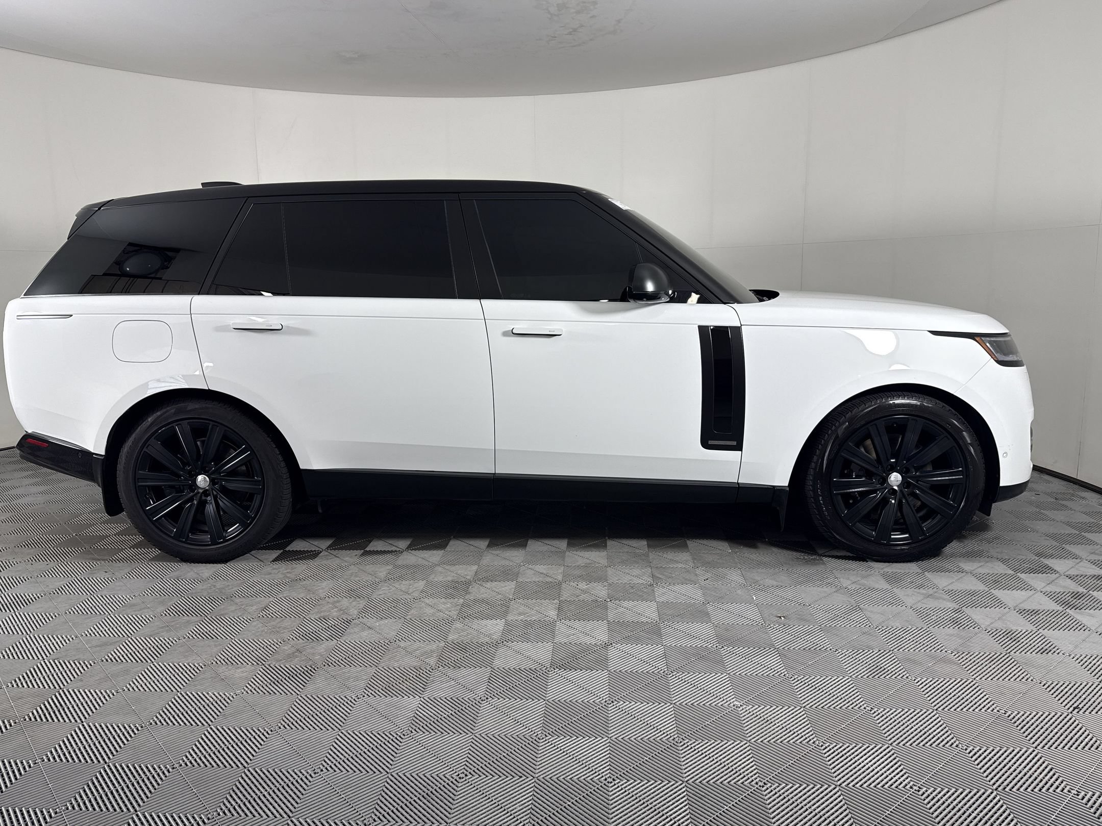 Used 2025 Land Rover Range Rover Long Wheelbase Autobiography AWD/4WD image 8