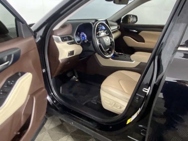 Used 2022 Toyota Highlander XLE image 19