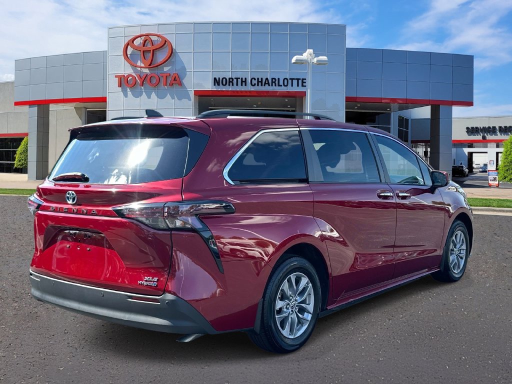 Used 2024 Toyota Sienna XLE FWD image 7