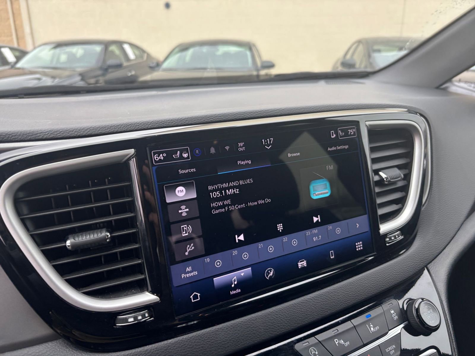 Used 2025 Chrysler Pacifica Select image 21