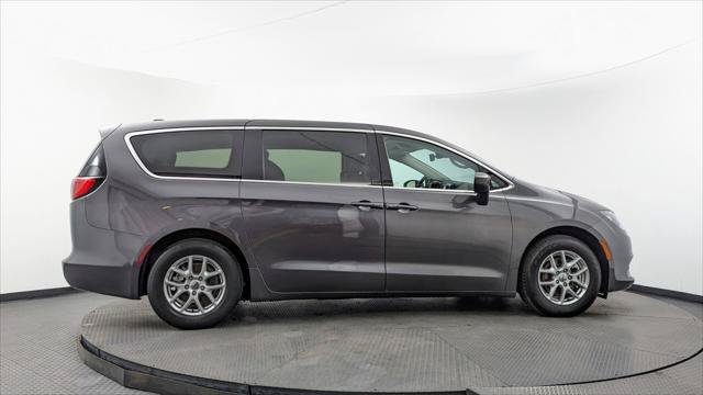 Used 2023 Chrysler Voyager LX FWD image 9