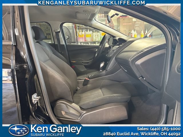 Used 2018 Ford Focus SE w/ SE Appearance Package FWD image 28