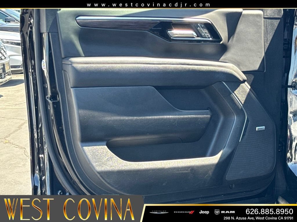 Used 2025 Chevrolet Suburban Premier AWD/4WD image 21