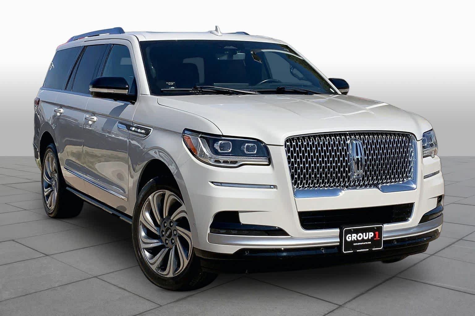 Used 2022 Lincoln Navigator Reserve AWD/4WD image 3
