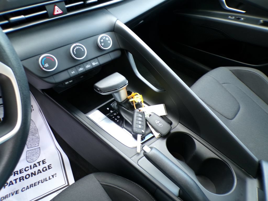 Certified 2025 Hyundai Elantra SE FWD image 28