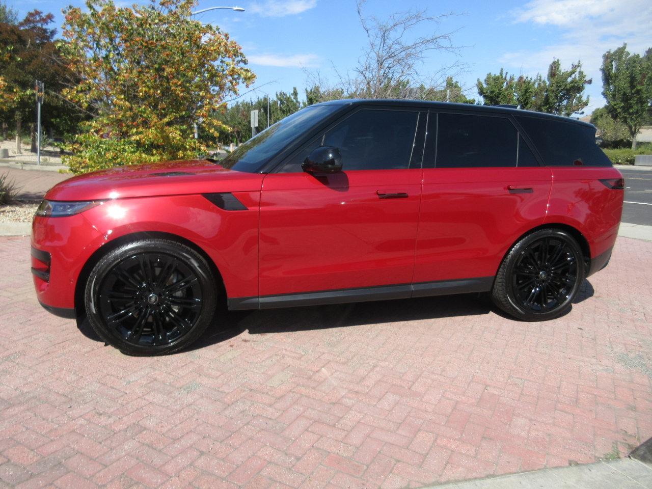 Used 2024 Land Rover Range Rover Sport SE image 3
